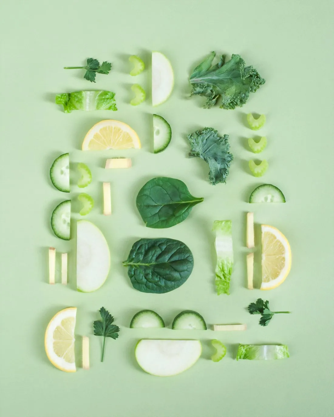 Verdure fresche e erbe aromatiche disposte su un fondo verde